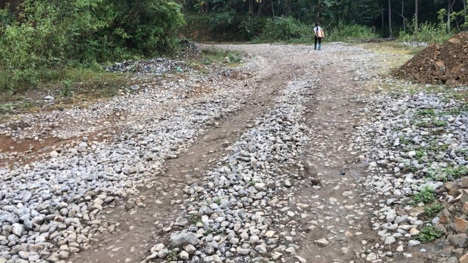 Tuyến đường tỉnh lộ 258B gồ ghề, nhiều ổ voi, ổ trâu.