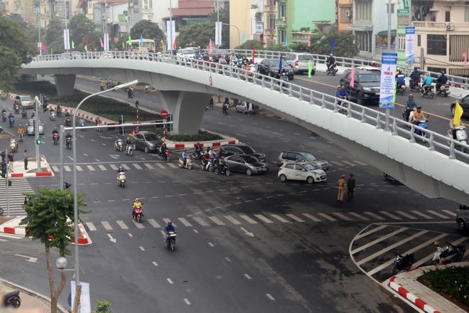 Phát biểu tại lễ thông xe, Chủ tịch UBND TP Hà Nội Nguyễn Đức Chung nhấn mạnh, đây là một trong 8 công trình giao thông cấp bách, có thời gian hoàn thành nhanh chóng so với tiến độ đề ra. "Cầu vượt nhẹ tại nút giao này tạo nên một trục giao thông đồng bộ, thông thoáng, giảm tối đa ùn tắc cho khu vực", ông nói.