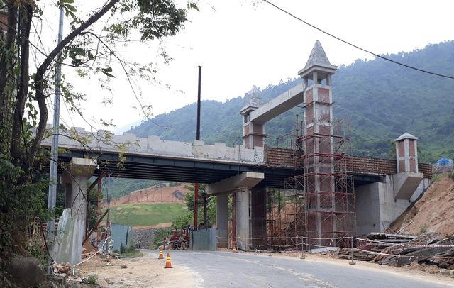 Công trình cầu vượt của khu du lịch Công viên Suối khoáng nóng Núi Thần Tài bắc ngang Quốc lộ 14G qua địa phận huyện Hoà Vang, TP Đà Nẵng