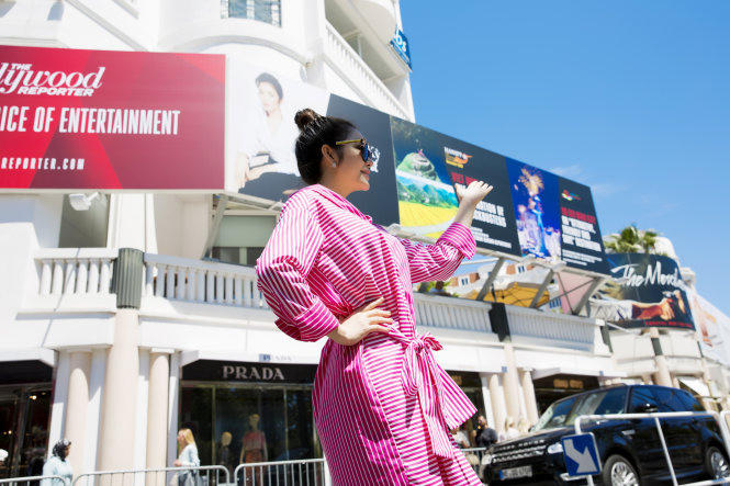 Hình ảnh Lý Nhã Kỳ tại Cannes bên Pano quảng bá Việt Nam. Ảnh: Êkíp LNK cung cấp.