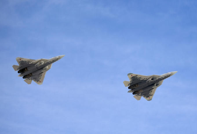 Máy bay chiến đấu đa nhiệm thế hệ 5 Su-57. Su-57 có thể tấn công các mục tiêu cả trên mặt đất lẫn trên không, ngoài ra còn có khả năng tàng hình và được mệnh danh là “bóng ma bầu trời”.
