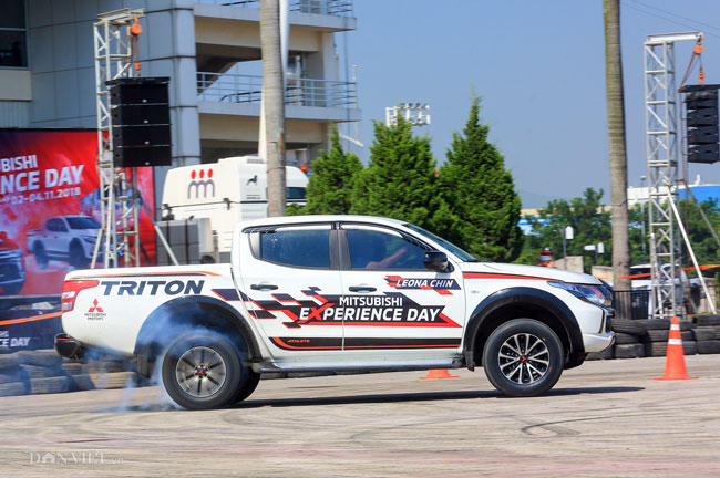 Được biết clip nổi tiếng nhất của Leona Chin khi giả làm nhân viên bán hàng hướng dẫn khách lái thử bán tải Triton ngay khi vừa xuất hiện đã lan tỏa rộng trên Facebook, Youtube.