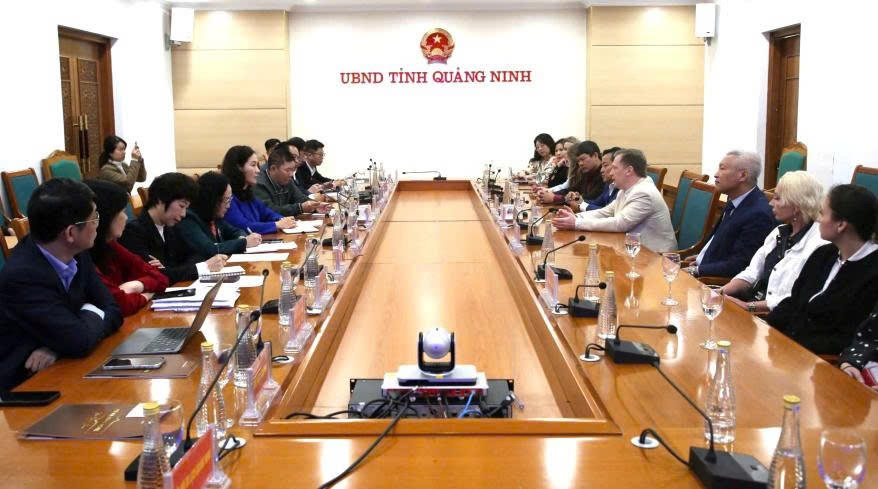 Quang cảnh buổi làm việc.