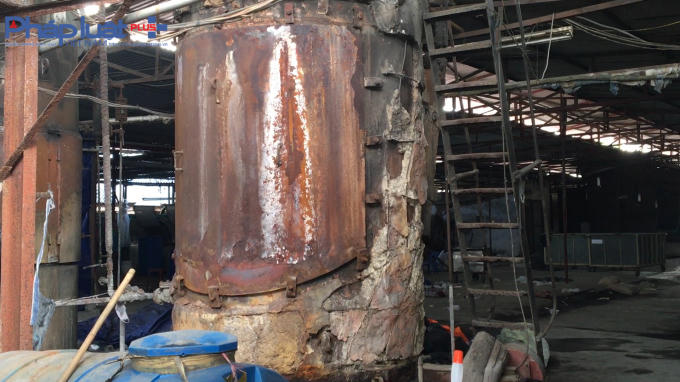 Những máy móc đã han gỉ, trong nhà xưởng to của Công ty này.
