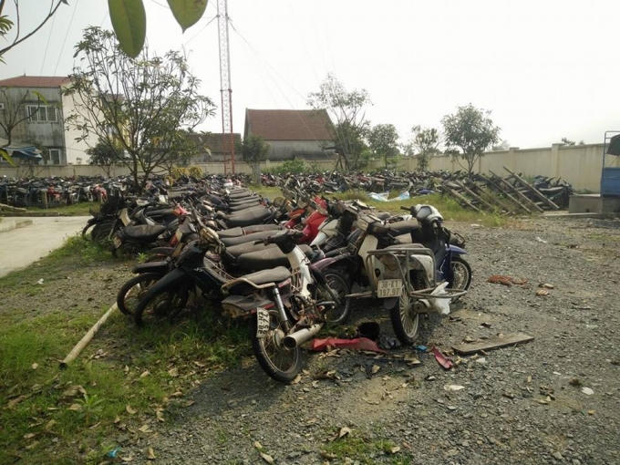 Có khoảng 250 chiếc bị giam giữ phơi nắng phơi mưa như thế này.