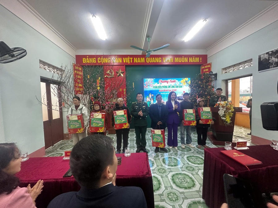 Đồn Biên phòng Trà Cổ phối hợp cùng chính quyền trao quà Tết cho các hộ gia đình chính sách, hoàn cảnh khó khăn trên địa bàn phường Móng Cái 1, phường Móng Cái 2.