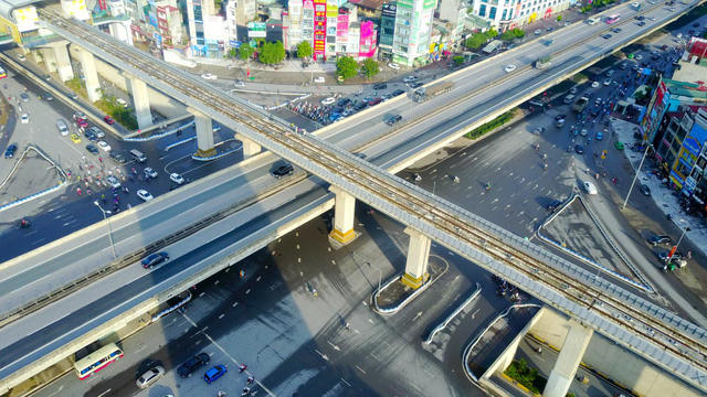 Để đảm bảo lưu thông liên tục cho các tuyến đường huyết mạnh, giao lộ được thiết kế thành 4 tầng cao riêng biệt.