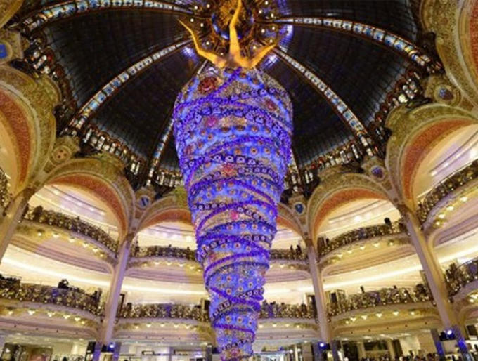 Cây thông lộn ngược ở thủ đô Paris, Pháp: Galeries Lafayette là một siêu thị lớn chủ yếu về thời trang, nằm trên đại lộ Haussmann với phần trang trí rất ấn tượng cho cây thông noel, khá thú vị khi nhìn cây thông trở nên lộn ngược