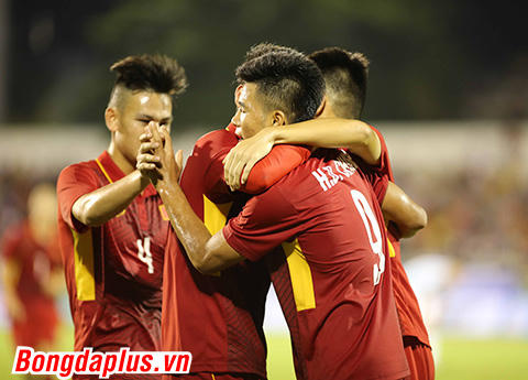 Niềm vui của cầu thủ U20 Việt Nam sau bàn thắng danh dự của Đức Chinh - Ảnh: Quốc An