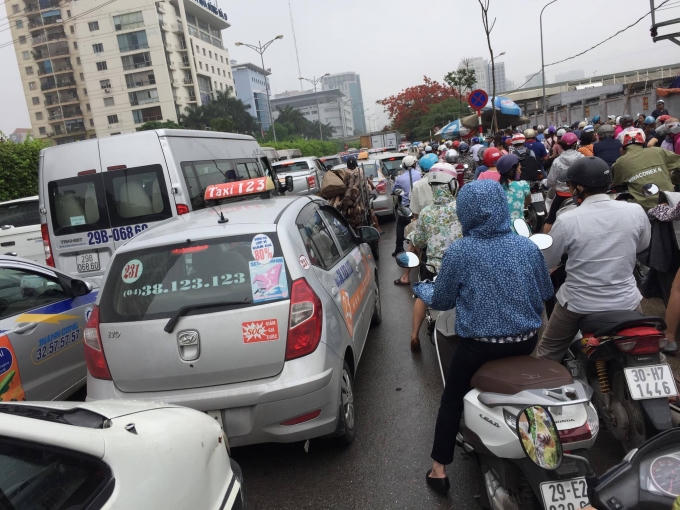 Nhiều người và phương tiện phải nhích từng đoạn do ảnh hưởng của mưa lớn gây ngập sâu.