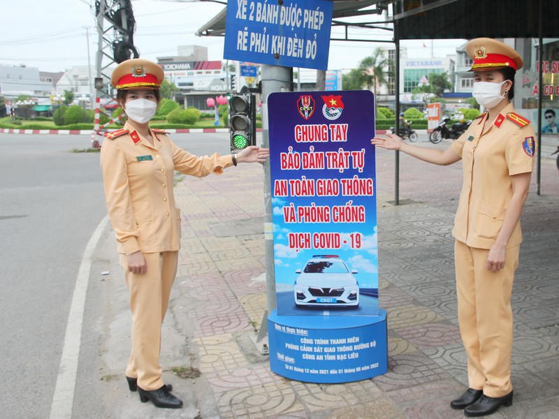 Phòng Cảnh sát giao thông đường bộ tỉnh Bạc Liêu lắp đặt pa nô tuyên truyền tại ngã tư Trần Phú – Tôn Đức Thắng (thành phố Bạc Liêu).