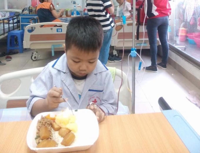 Cháu Trương Hoàng Phúc bị bệnh tan máu bẩm sinh đang được điều trị tại khoa Thalassemia Bệnh Viện Truyền Máu Huyết Học TW (Hà Nội). (Ảnh: Facebook).