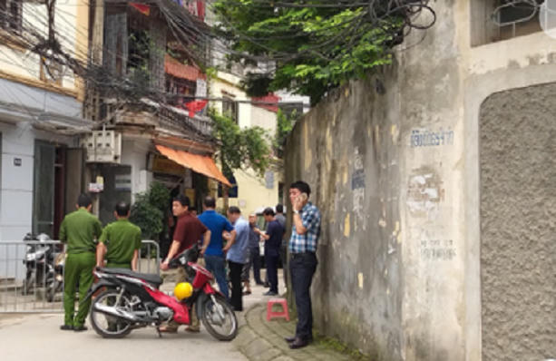 Lực lượng chức năng phong tỏa hiện trường, điều tra vụ việc.