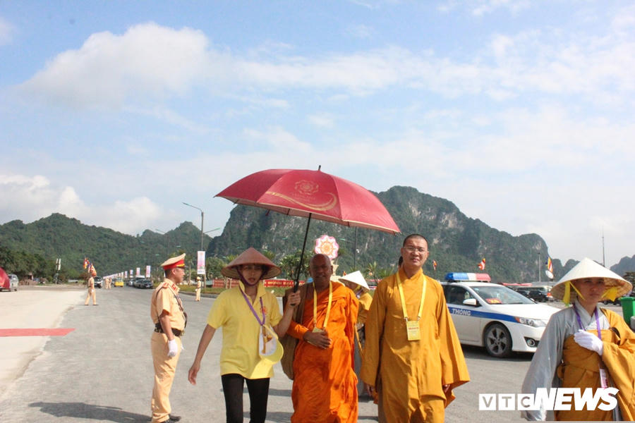 Anh: Tinh nguyen vien doi nang huong dan dai bieu trong Dai le Phat dan Vesak 2019 hinh anh 7