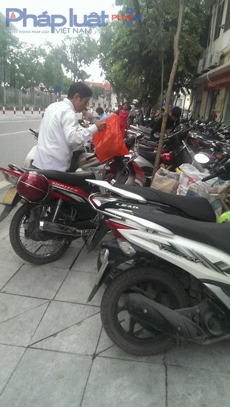 Bãi xe lấn chiếm vỉa hè lòng đường .