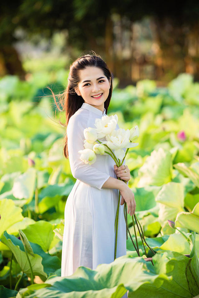 Ngắm thiếu nữ Hải Dương duy&ecirc;n d&aacute;ng b&ecirc;n hồ sen đầu m&ugrave;a