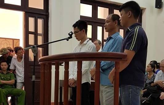Các bị cáo trong phiên tòa trước vành móng ngựa.