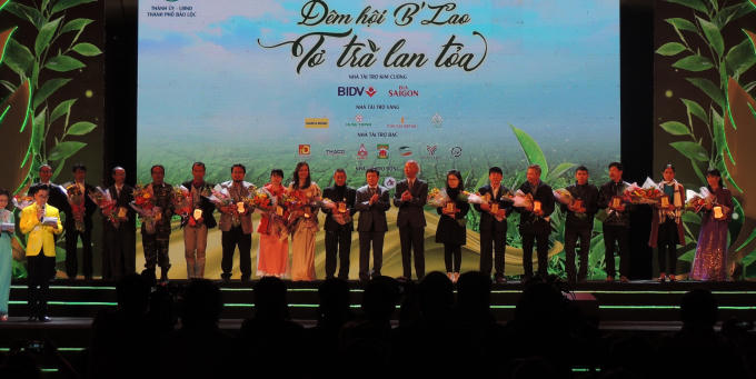 Chủ tịch UBND tỉnh Lâm Đồng, Chủ tịch UBND Thành phố Bảo Lộc tặng Biểu trưng cho tập thể và cá nhân có đóng góp cho ngành trà và tơ lụa Bảo Lộc