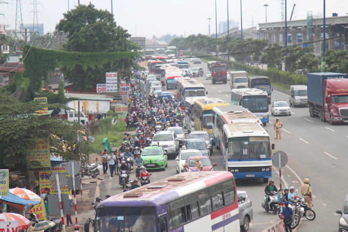 Kẹt xe trên quốc lộ 1.