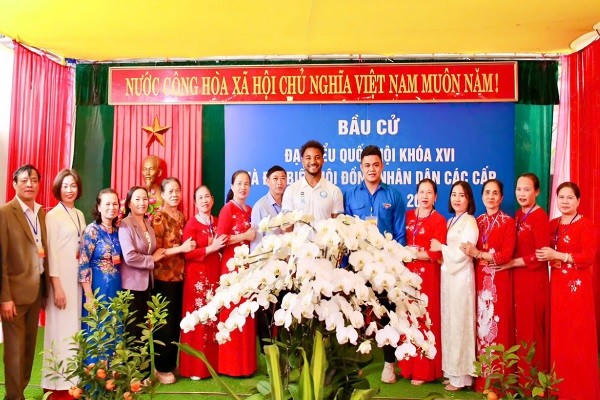 Anh Nguyễn Xuân Son chụp ảnh lưu niệm sau khi thực hiện quyền công dân tại Khu vực bỏ phiếu số 52, phường Nam Định.