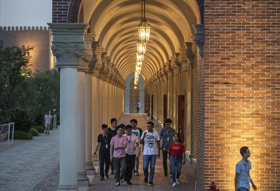 Đại bản doanh tỉ đô của Huawei: Gần 60.000 nhân viên không dùng tiền mặt, ngắm thiên nga đen và chụp ảnh sống ảo khi rảnh rỗi - Ảnh 13.