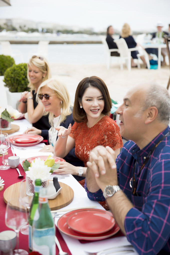 L&yacute; Nh&atilde; Kỳ t&oacute;c ngắn qu&yacute; ph&aacute;i mở tiệc tại B&atilde;i biển Majestic Cannes