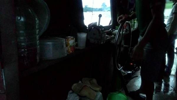 Mọi vật dụng trong "nhà" vô cùng đơn giản, hầu như không có gì đáng giá (Ảnh: Bảo Yến).