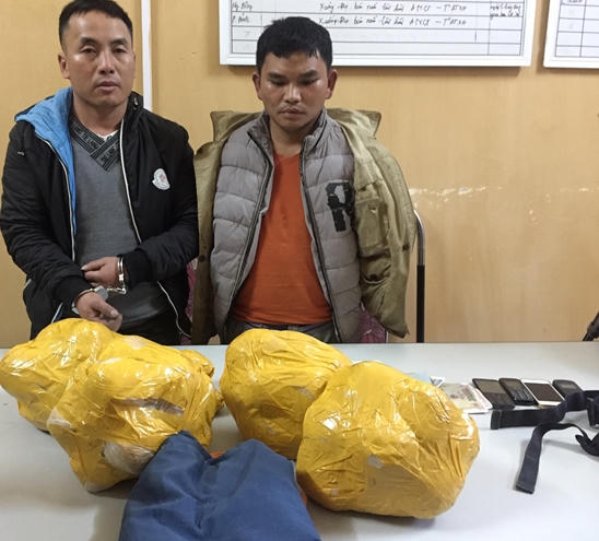 Hai đối tượng cùng tang vật tại cơ quan công an.