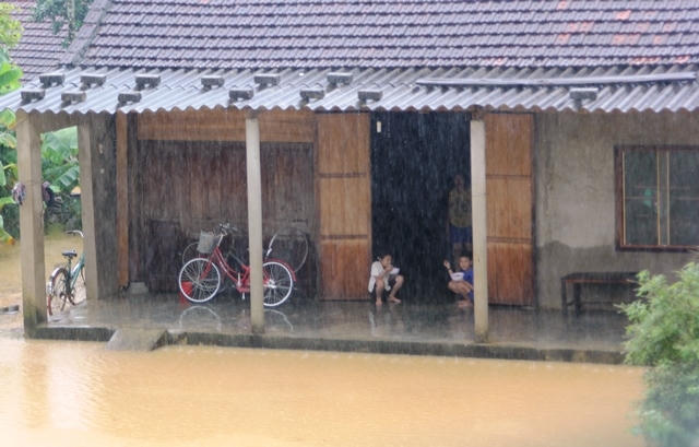 Ăn cơm mùa lụt...