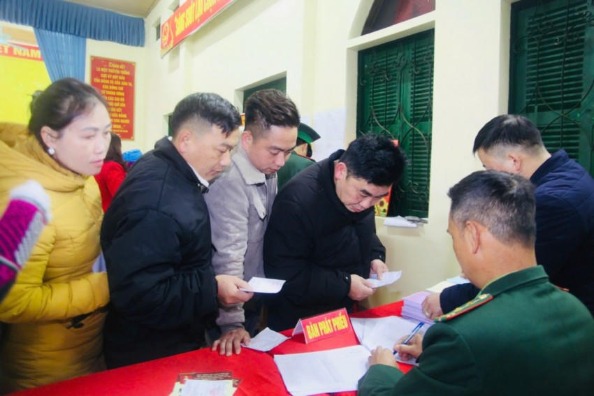 Bà con đến nhận phiếu bầu.