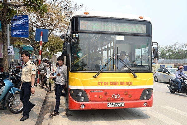 Xe buýt là phương tiện tiện dụng, chi phí rẻ, ngày càng được nhân dân tin dùng.