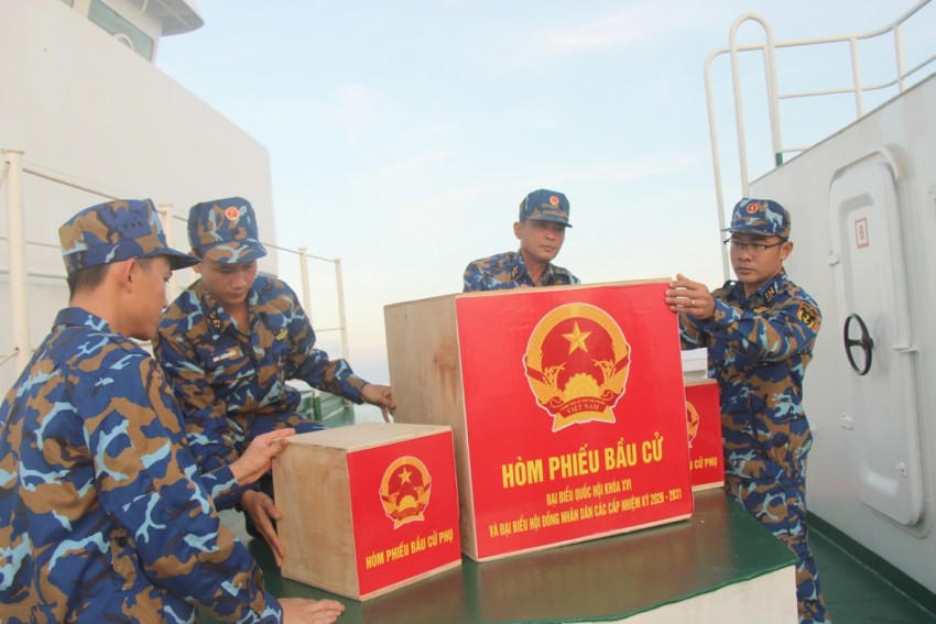 Quá trình vận chuyển ra các đảo, hòm phiếu luôn được bảo quản, kiểm tra để không bị hư hỏng