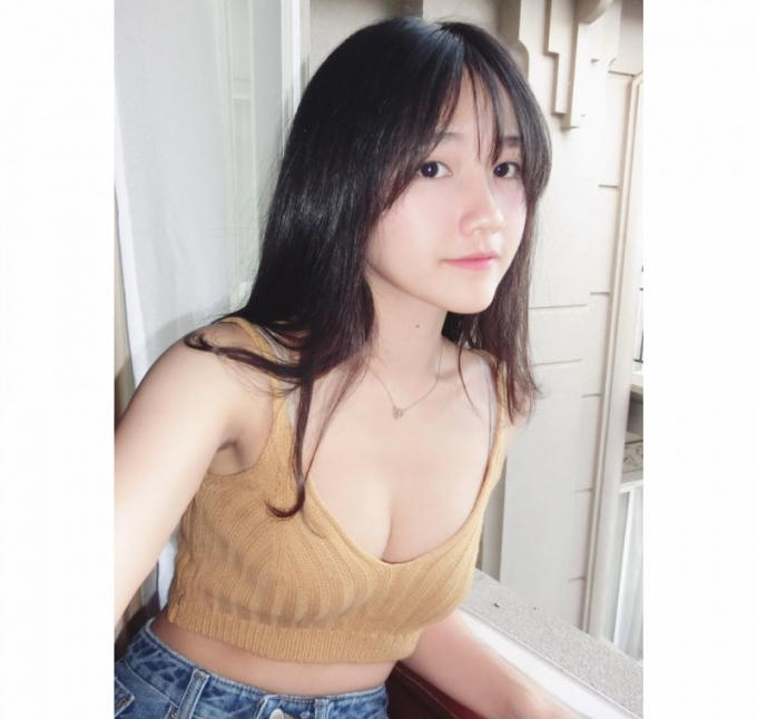 Kiều Trinh thuộc tuýp người nhỏ nhắn nhưng lại có vòng 1 khá nẩy nở, trong một số ảnh thời thường cô vẫn không ngần ngại khoe lợi thế của mình.