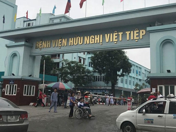Theo sinh viên D., một trong hai sinh viên bị hành hung, sáng 14/11, D. và bạn đến BV Việt Tiệp học thực hành, gửi xe tại bãi của BV