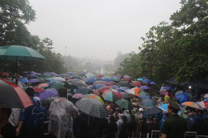 Mưa lớn, hàng vạn du khách thập phương vẫn ùn ùn về Đền Hùng trẩy hội