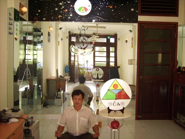 Giáo sư Đỗ Thanh Hải đang thiền định theo triết lý khoa học tâm thức Totha.