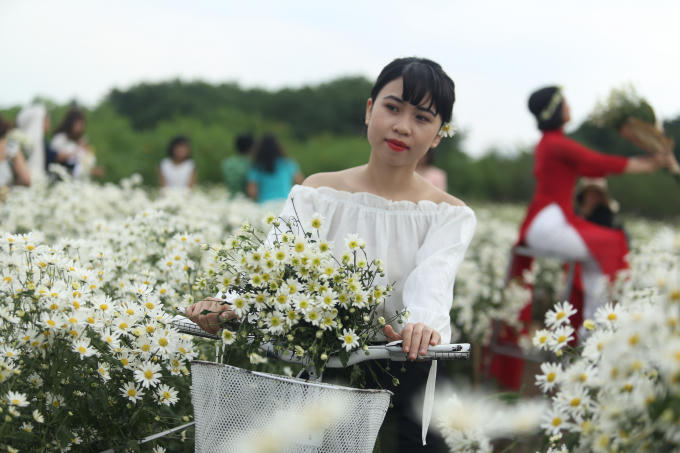 Vườn hoa b&atilde;i đ&aacute; s&ocirc;ng Hồng &ldquo;h&uacute;t kh&aacute;ch&rdquo; ng&agrave;y cuối tuần