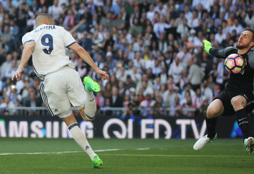 Benzema đánh gót ngay người thủ thành Oblak.