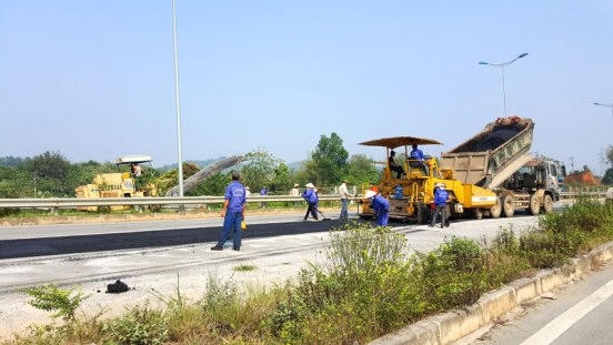Việc phải cào, bóc trải thảm lại do mặt đường xuống cấp đang khiến dư luận hoài nghi về chất lượng và số tiền thực đã chi cho tuyến đường trị giá 1,5 tỷ USD này?