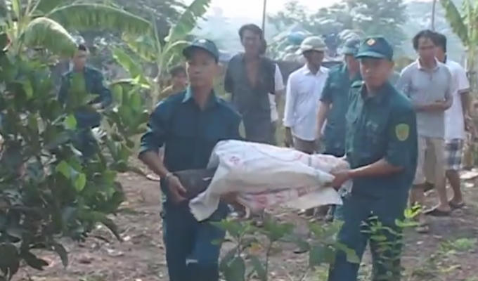 Di dời quả đạn pháo ra khỏi vườn nhà dân