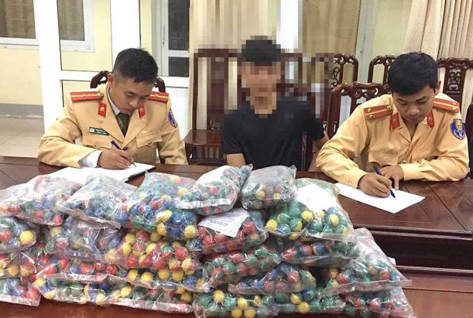 Nam sinh cùng tang vật tại cơ quan công an.
