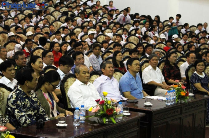 C&aacute;c l&atilde;nh đạo bộ Th&ocirc;ng tin Truyền th&ocirc;ng, Bộ Gi&aacute;o dục v&agrave; Đ&agrave;o tạo, UBND tỉnh Nam Định tham dự lễ khai mạc.