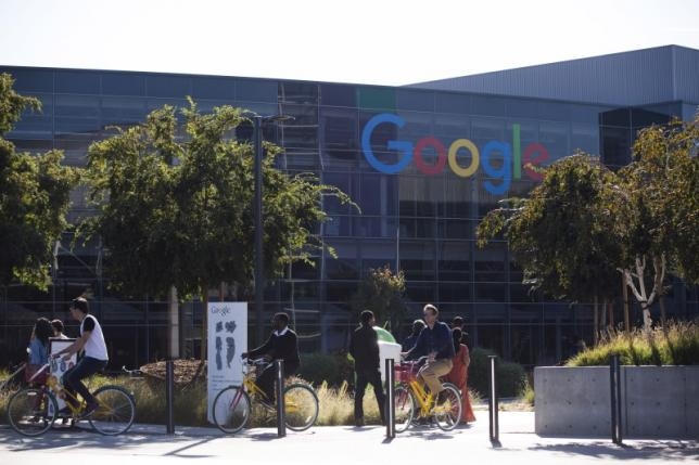 Logo mới của Google tại trụ sở Mountain View, California (Ảnh: Reuters).