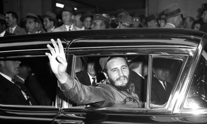 Ngay sau cách mạng Cuba thành công, các thế lực thù địch đã tiến hành nhiều âm mưu, thủ đoạn hòng bóp chết cuộc cách mạng non trẻ nhưng Fidel đã tích cực triển khai những hoạt động ngoại giao cấp cao, trở thành một trong những nguyên thủ quốc gia được chú ý nhất trên vũ đài chính trị quốc tế nhằm tranh thủ sự ủng hộ của bạn bè quốc tế đối với Cuba và phản đối chính sách cấm vận của Mỹ. Hình ảnh Fidel Castro ở bên ngoài khách sạn Statler trong chuyến thăm tới New York. (Ảnh: Getty)