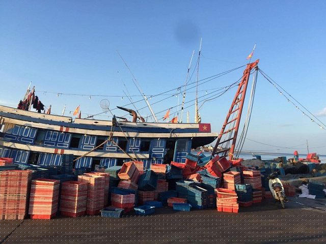 Chiếc tàu cá nơi các ngư dân bị ngộ độc khí