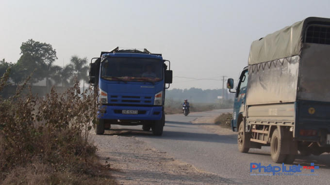 Xe tải trốn trạm thu phí Bắc Thăng Long - Nội Bài khiến người dân bức xúc.