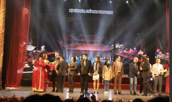 Ông Nguyễn Minh Nhựt, Vụ trưởng Vụ Văn hóa – Văn nghệ (Ban Tuyên giáo Trung ương); Nhạc sỹ Đỗ Hồng Quân - Chủ tịch Hội Nhạc sỹ Việt Nam trao giải cho ca sĩ Ưng Anh Tuấn, đại diện nhóm thể hiện hát bài 'Hà Nội - Khúc đồng dao chống dịch' (ngoài cùng bên trái) và các tác giả, tác phẩm đoạt giải khác tại lễ trao giải.