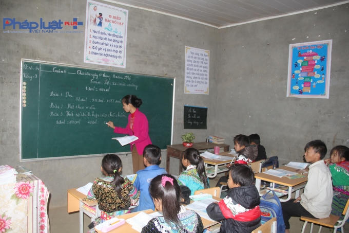 Cô giáo Quyên miệt mài với bài giảng trên lớp cho học trò.