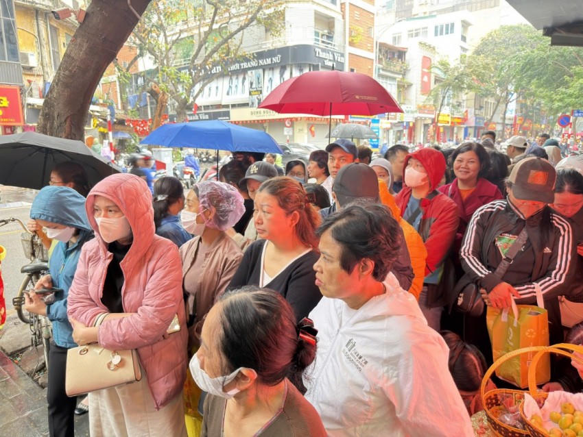 Rất đông người dân chờ tới lượt mua vàng.