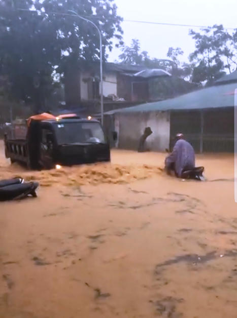 Cao Bằng: Mưa lớn g&acirc;y ngập &uacute;ng, nhiều &ocirc; t&ocirc; &ldquo;lội&rdquo; b&igrave; b&otilde;m trong nước